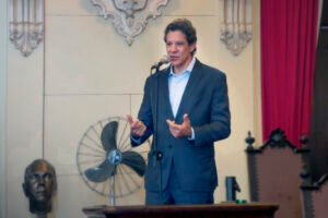 "É hora de vestir uniforme do embate", diz Haddad após derrota do IOF