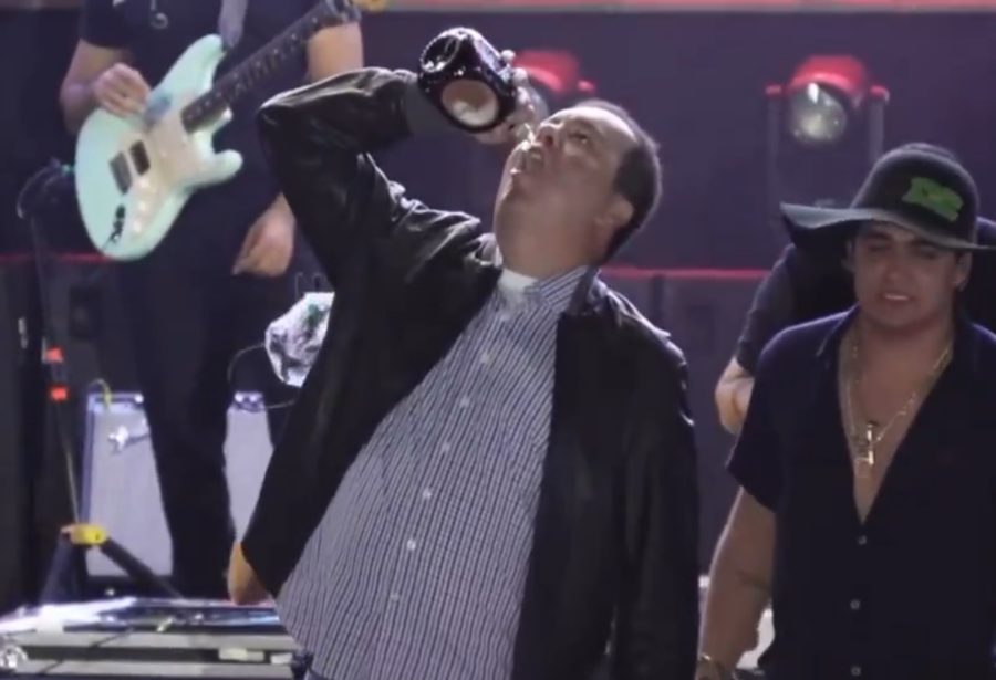 Elmar Nascimento e prefeito de Senhor do Bonfim viram garrafa de whisky durante show de Natanzinho; assista