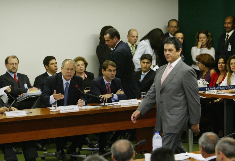 Escândalo do mensalão faz 20 anos e segue como tabu no PT, que oscila do pedido de desculpa à negação