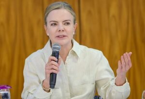 Gleisi vê governo ofuscado por crises e admite que parte da base pode estar contra Lula em 2026