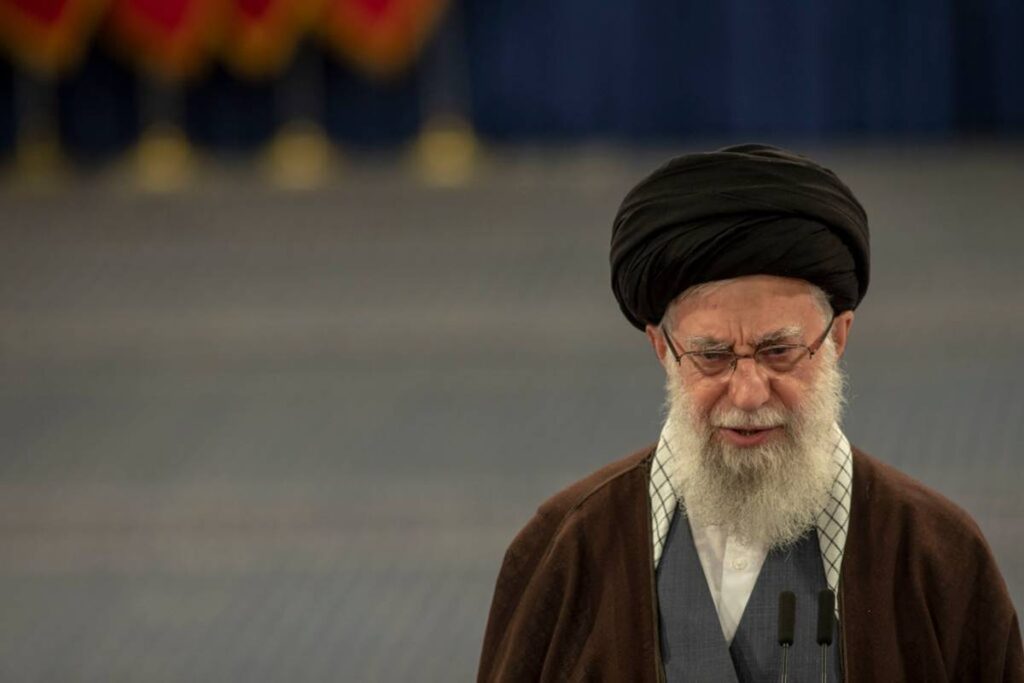 Khamenei provoca Israel: pedir ajuda aos EUA é "sinal de fraqueza"