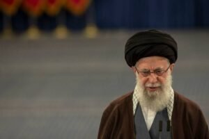 Khamenei provoca Israel: pedir ajuda aos EUA é "sinal de fraqueza"
