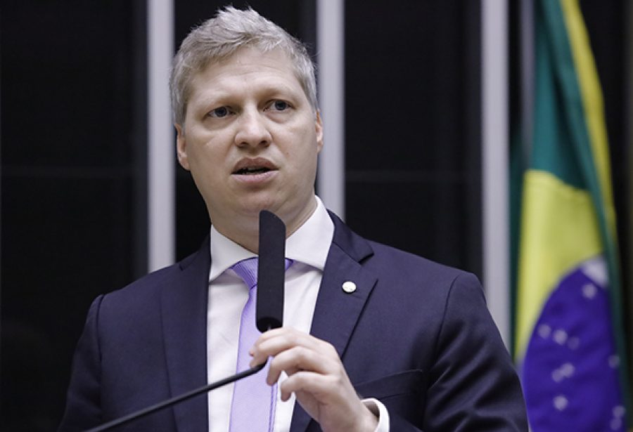 Lindbergh virou o procurador-geral de fato do país, perseguindo colegas, diz deputado do Novo