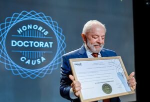 Lula assiste a trechos do depoimento de Cid ao STF em voo de volta ao Brasil