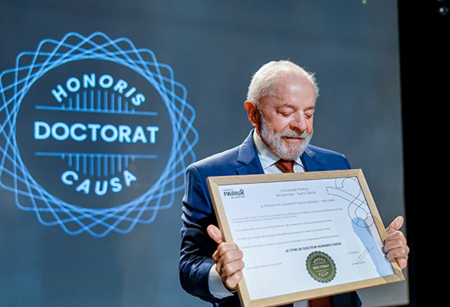 Lula assiste a trechos do depoimento de Cid ao STF em voo de volta ao Brasil