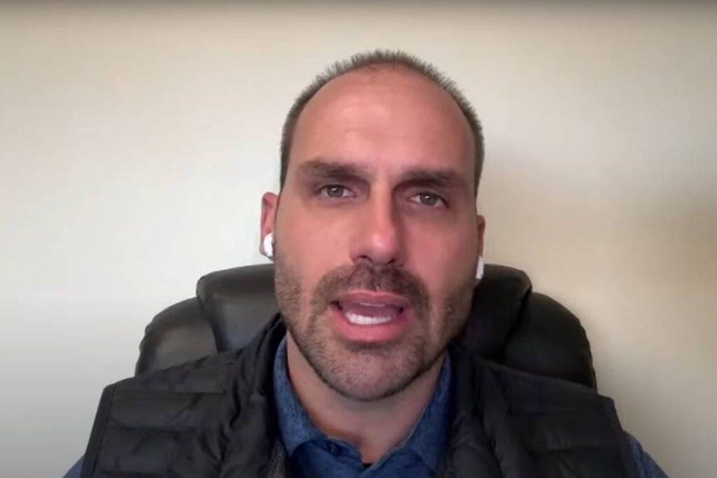 PF tenta e não consegue intimar Eduardo Bolsonaro