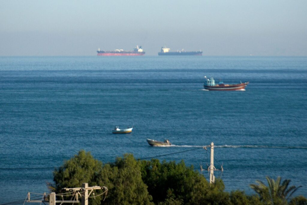 Parlamento iraniano decide fechar Estreito de Ormuz, rota de 21% do petróleo mundial