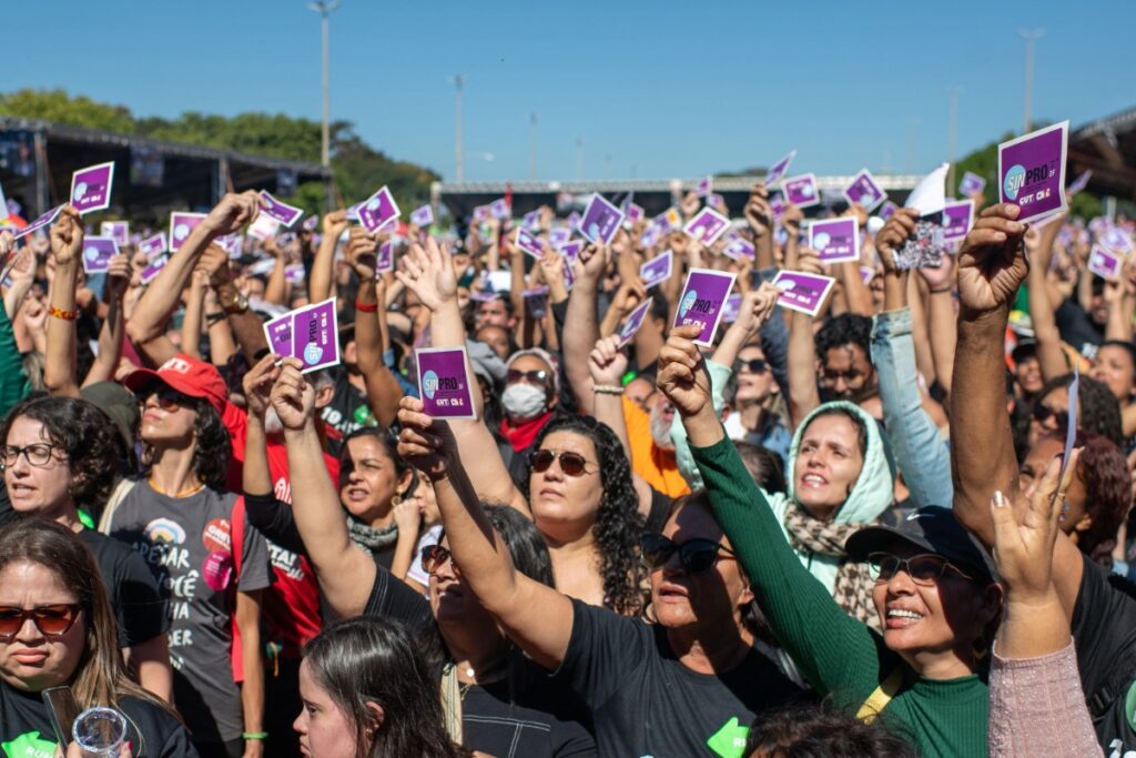 Professores aceitam nova proposta do GDF e encerram greve da categoria