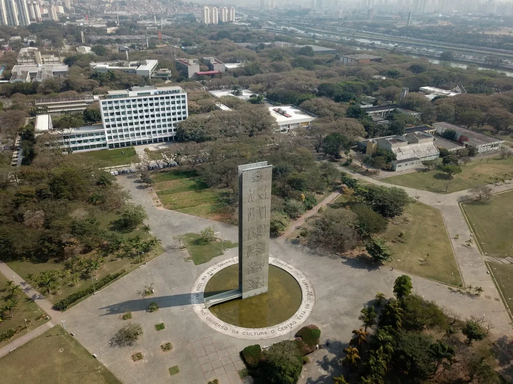 Visão aérea de monumento em praça da USP