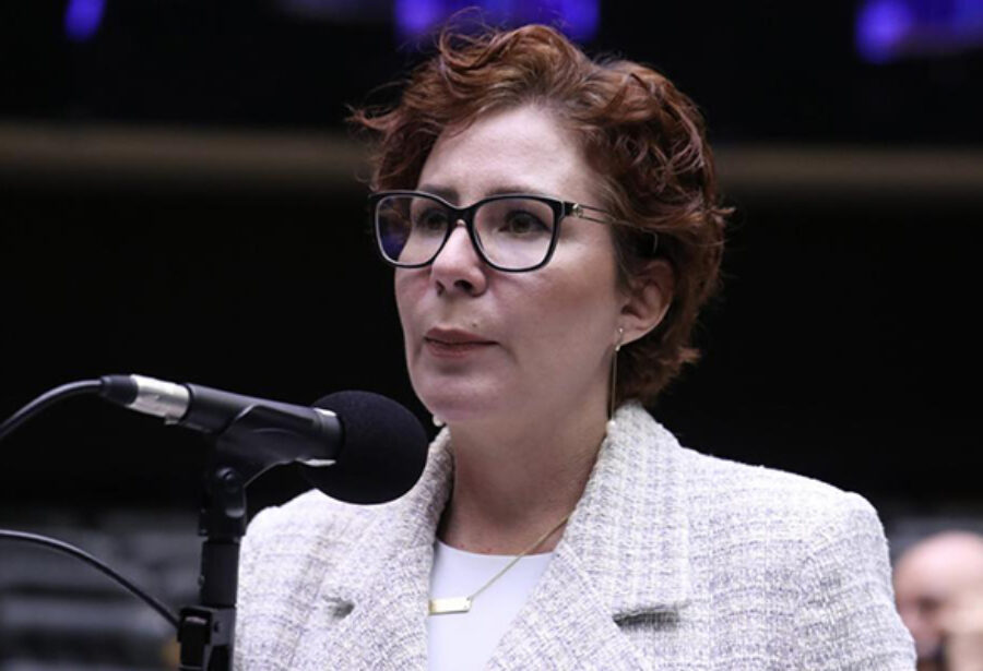 Redes sociais reagem com felicidade à fuga de Carla Zambelli