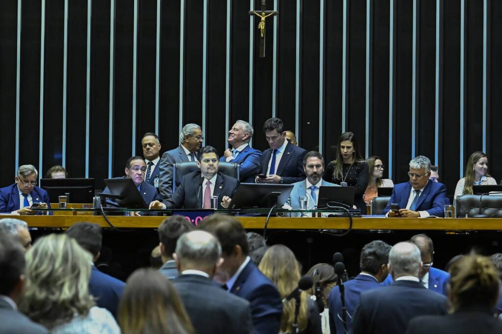 Senado pauta aumento de deputados às vésperas de fim do prazo
