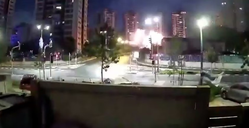 Veja o momento em que míssil lançado pelo Irã atinge cidade de Israel