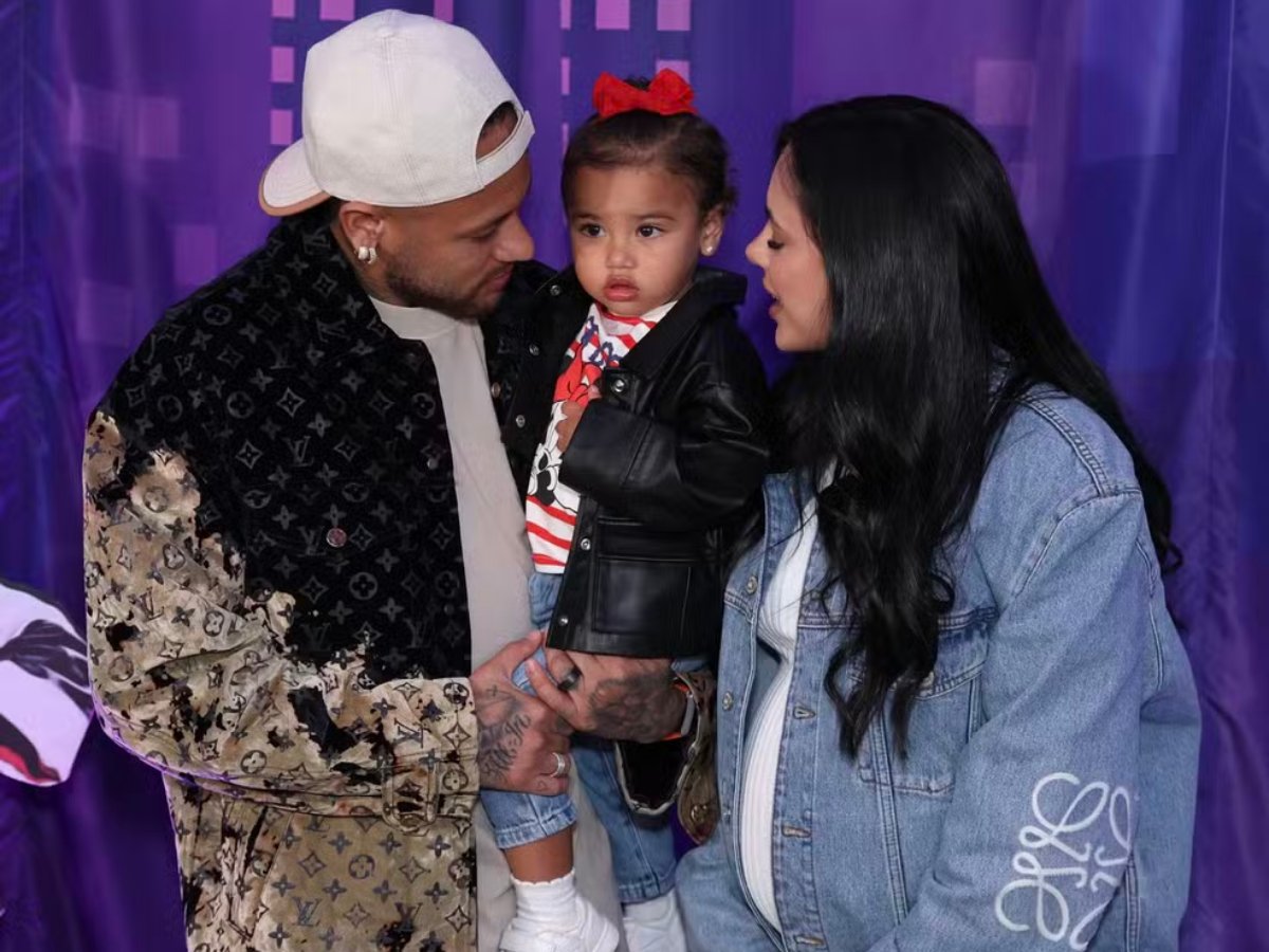 Neymar Jr., Mavie e Bruna Biancardi — Foto: Roberto Filho/Agência Brazil News
Neymar Jr., Mavie e Bruna Biancardi — Foto: Roberto Filho/Agência Brazil News