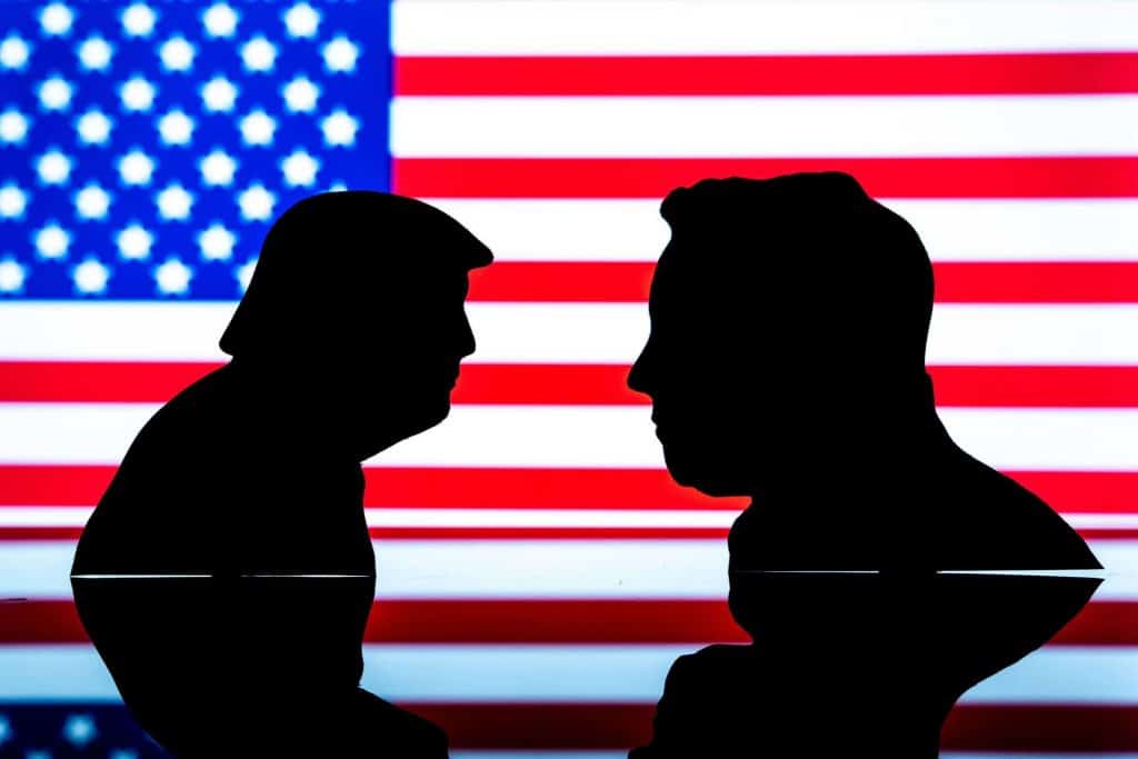 Silhuetas de Musk e Trump; atrás, bandeira dos Estados Unidos