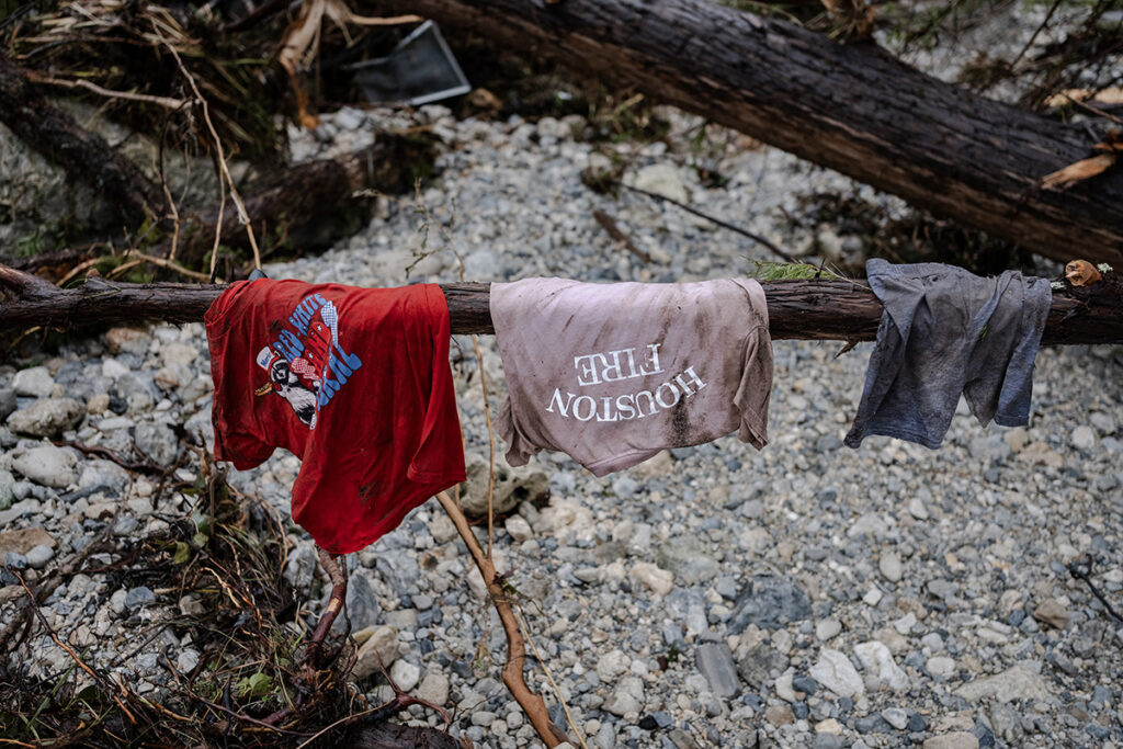 EUA: acampamento confirma mortes de 27 crianças levadas por enchente