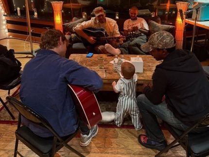 Alerta fofura! Justin Bieber compartilha fotos raras com o filho e encanta a web