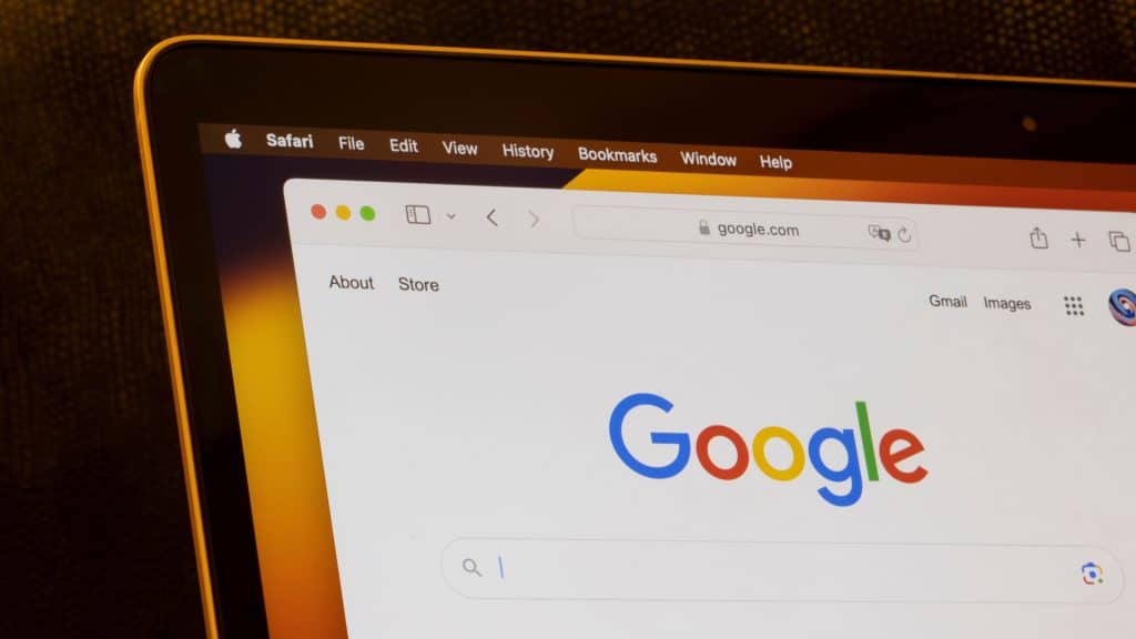 Página inicial da Busca do Google aberta no Safari num MacBook