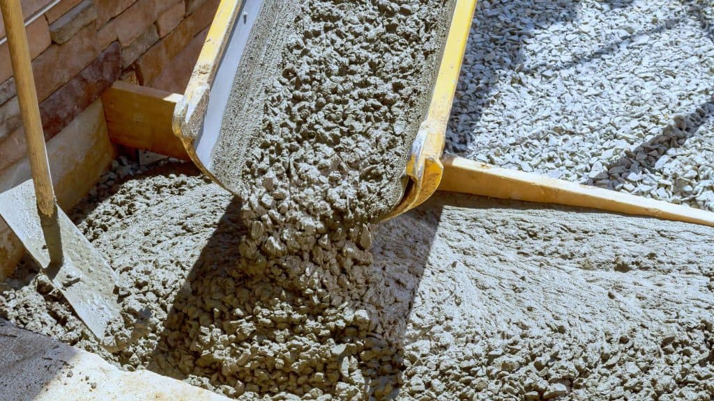 Concreto mole sendo despejado em construção