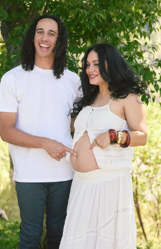 Reprodução / Instagram (@vanessahudgens) Reprodução / Instagram (@vanessahudgens)