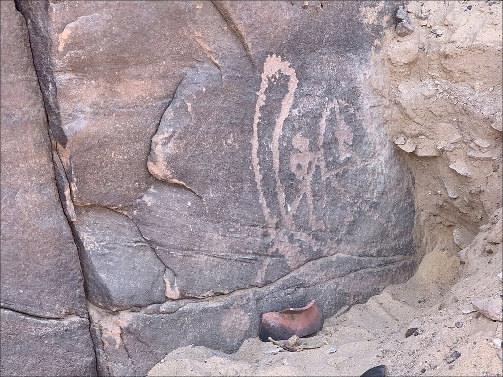 O painel foi encontrado coberto parcialmente por rochas e areia. 