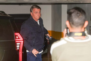 Bolsonaro vai ao PL enquanto aguarda Moraes decidir: "Não posso falar"