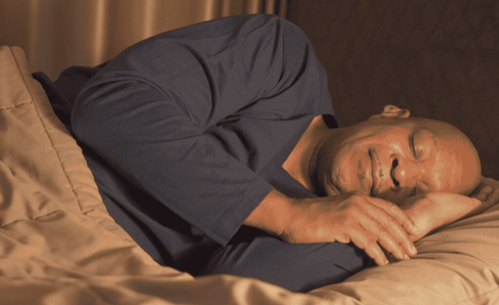 Homem dormindo em casa