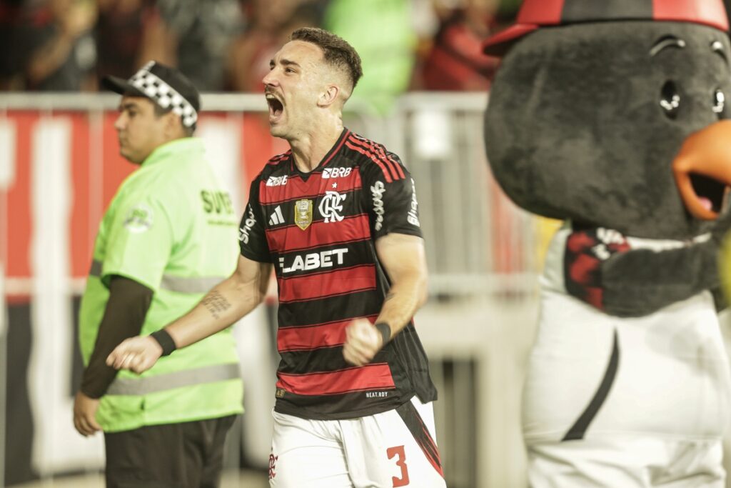 Flamengo marca com Léo Ortiz e reassume liderança do Brasileirão