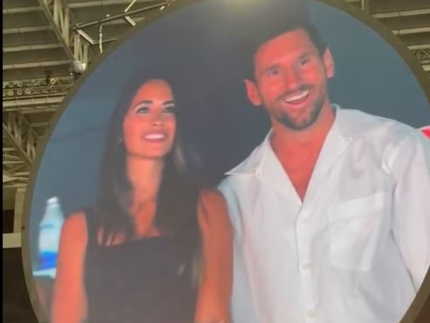 Câmera do beijo flagra Messi e esposa em show do Coldplay e casal é ovacionado em Miami