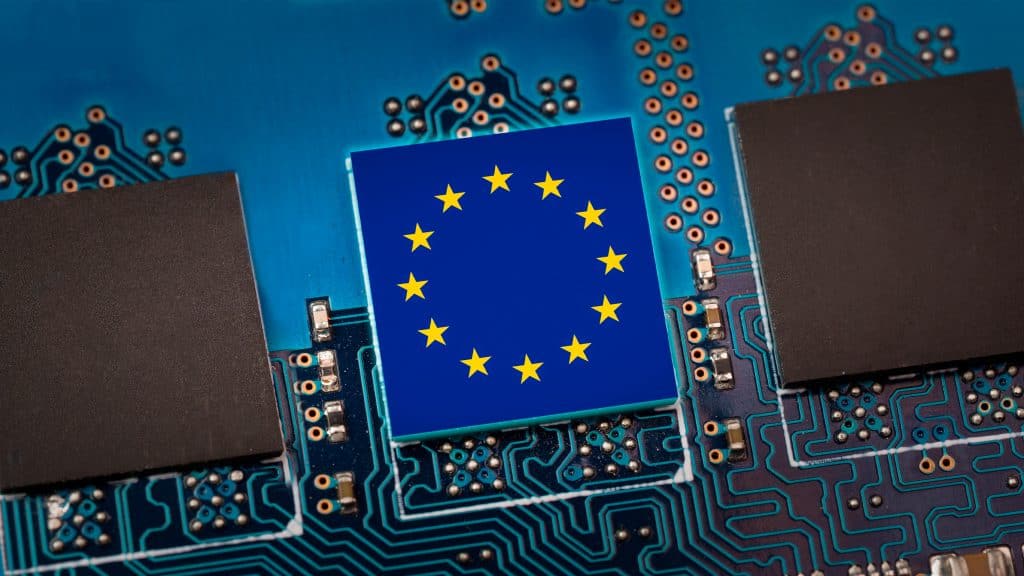 Ilustração de placa de computador com bandeira da União Europeia em um dos chips