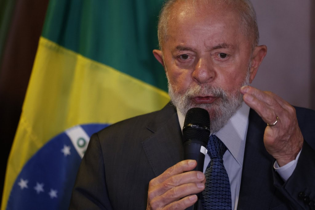 Presidente Lula falando em um microfone