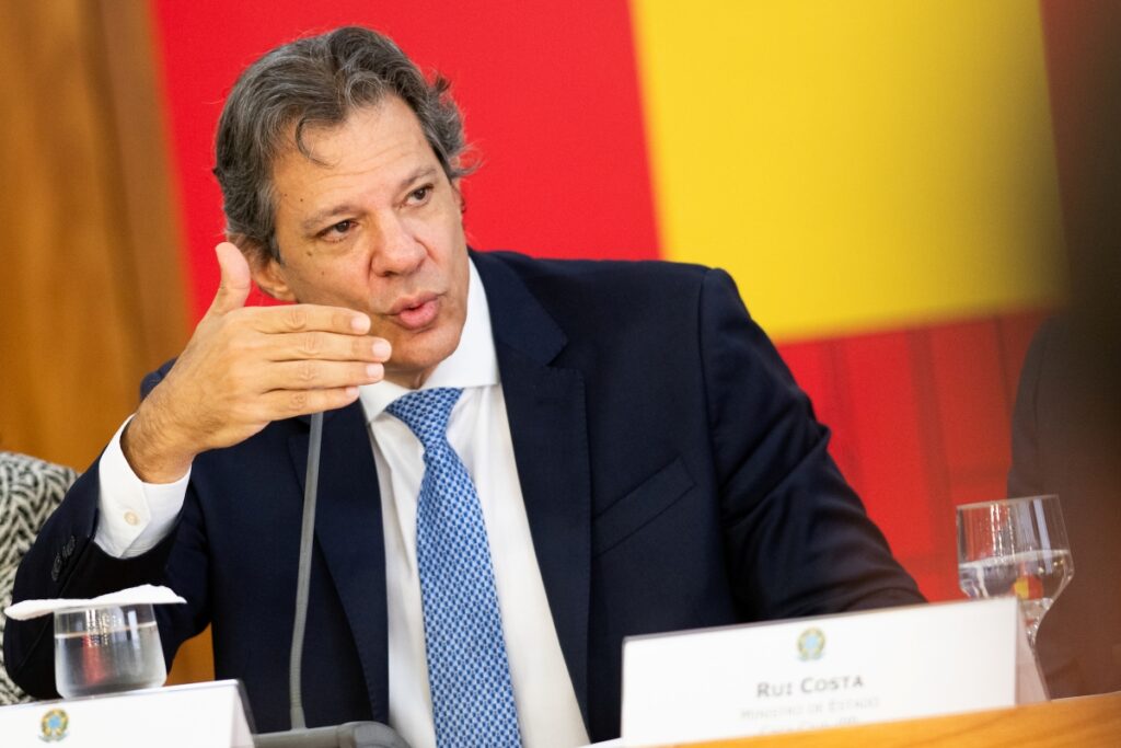 A 4 dias do tarifaço, Haddad apresenta plano de contingência a Lula