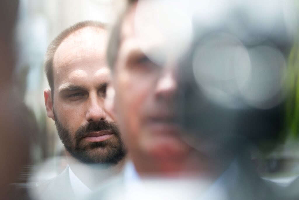 Anúncio de Trump isola bolsonarismo na defesa de taxação contra Brasil