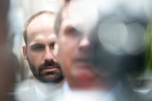 Anúncio de Trump isola bolsonarismo na defesa de taxação contra Brasil