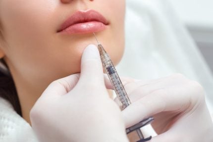 Anvisa mantém uso do PMMA no Brasil após CFM pedir suspensão: “risco-benefício aceitável”