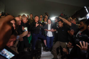 Bolsonaro desafia Moraes e faz críticas transmitidas em redes sociais