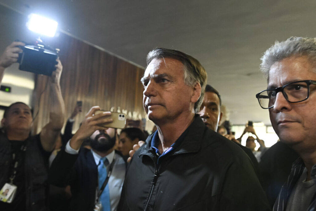 Bolsonaro mostra tornozeleira e diz: "Vale para mim é a Lei de Deus"