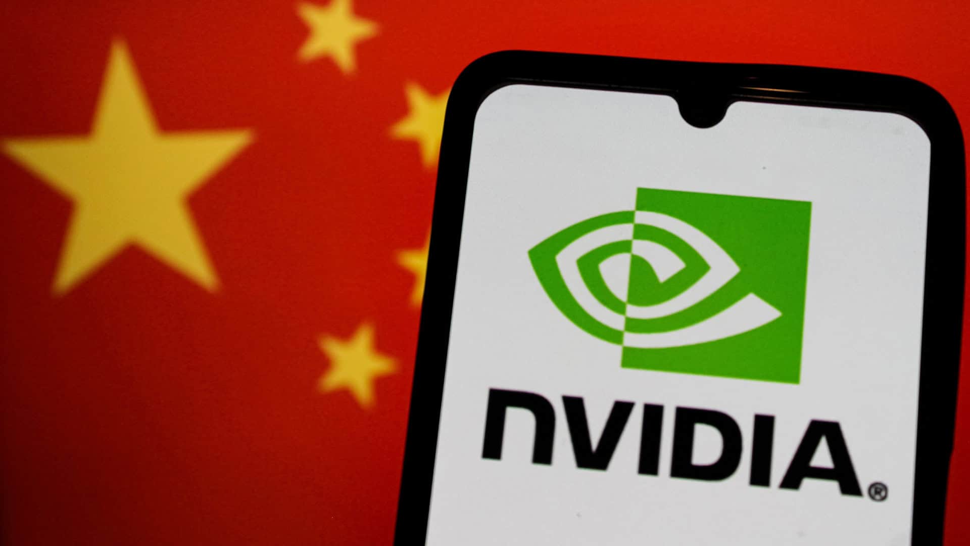 Bandeira da China ao fundo, com logo da Nvidia à frente em um smartphone