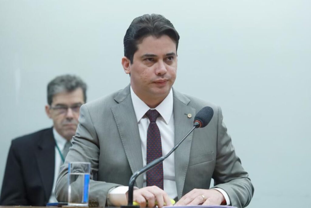 Deputado Júnior Mano é alvo de busca por desvios e fraude em licitação