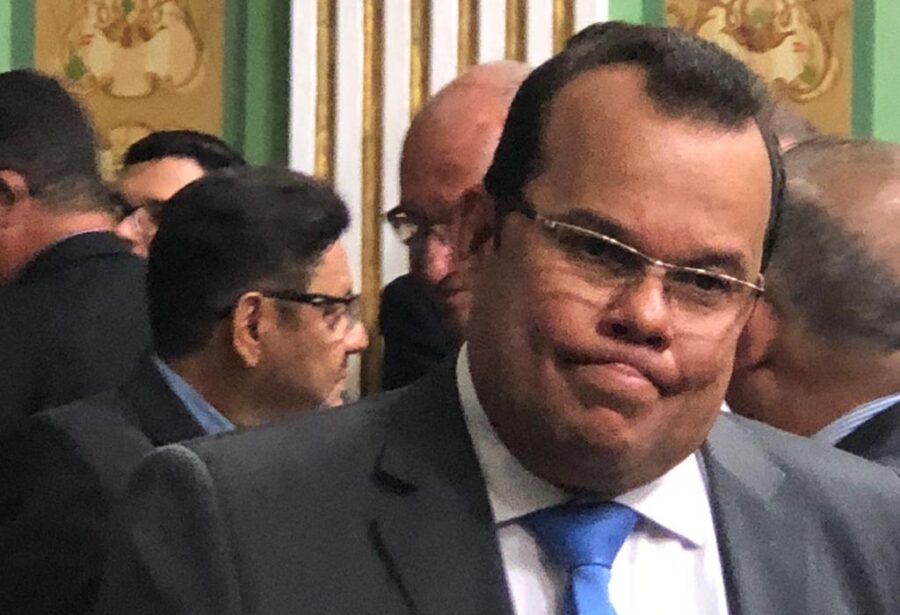 Geraldo Jr. engabela presidente da Embasa em programa com pergunta de ouvinte de ‘araque’ para condomínio de luxo; assista