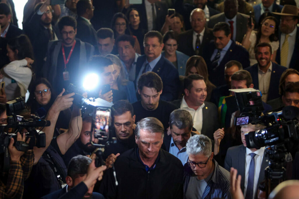 Governistas e oposição veem prisão de Bolsonaro como iminente