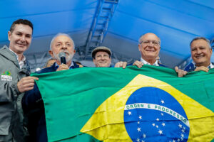 Lula diz que Trump caiu em mentira e que os Bolsonaro traem a nação