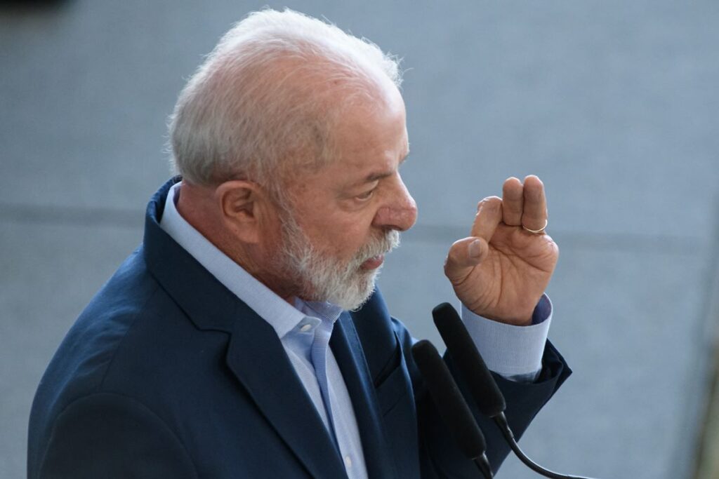 Lula manda recado ao Congresso: "É preciso diminuir os privilégios"