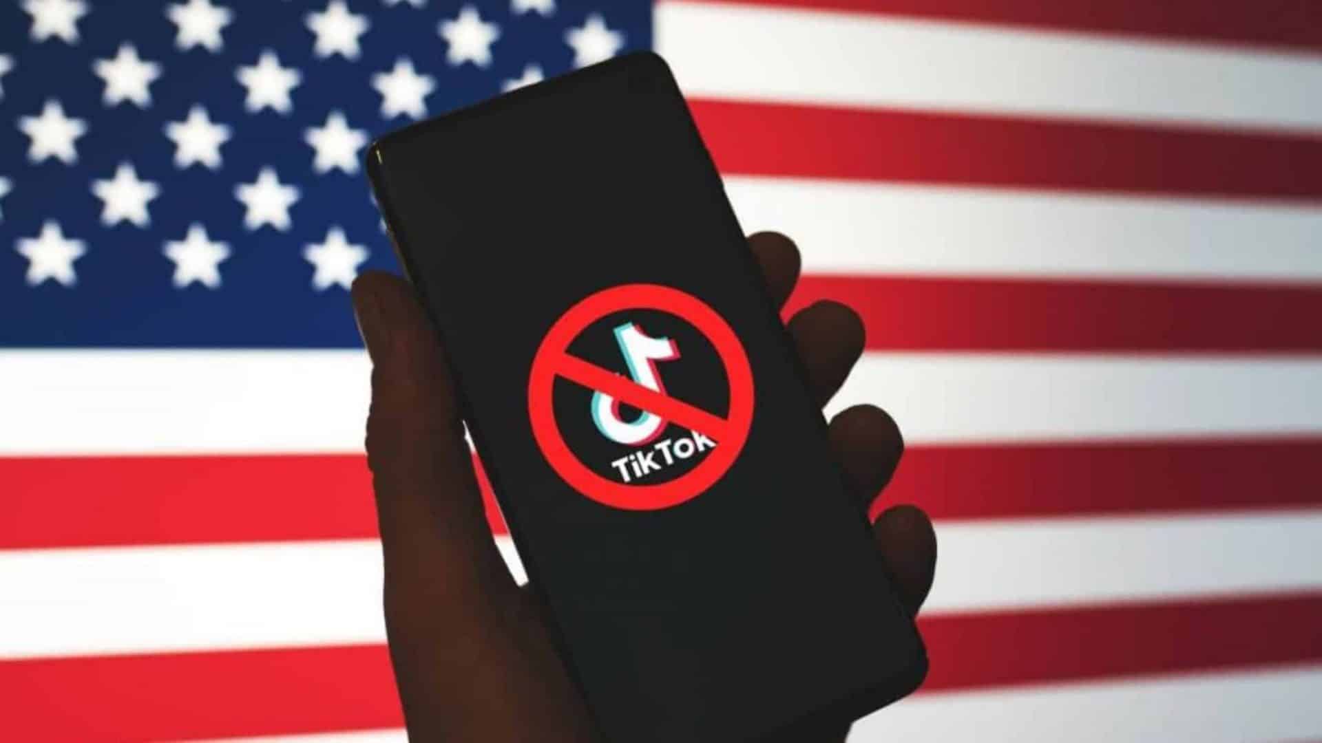 Bandeira dos EUA, com o logo do TikTok à frente e um ícone de bloqueio à sua frente