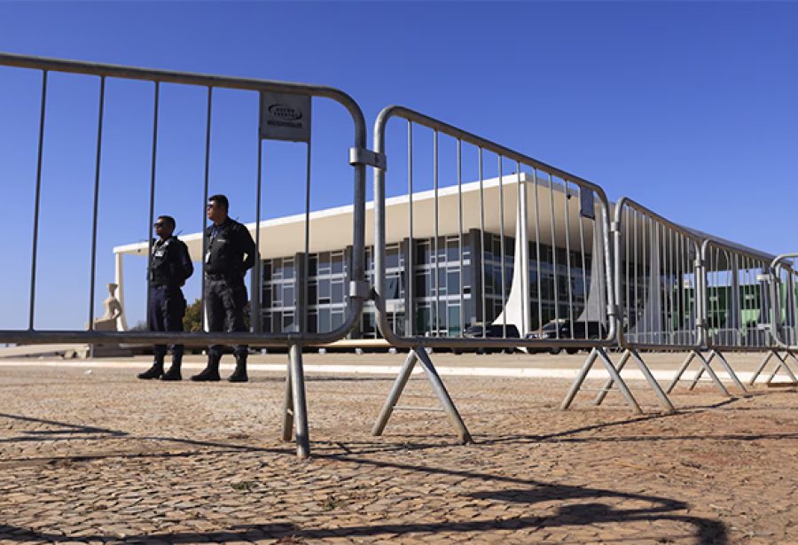 Praça dos Três Poderes amanhece cercada por grades, após ordem de Moraes