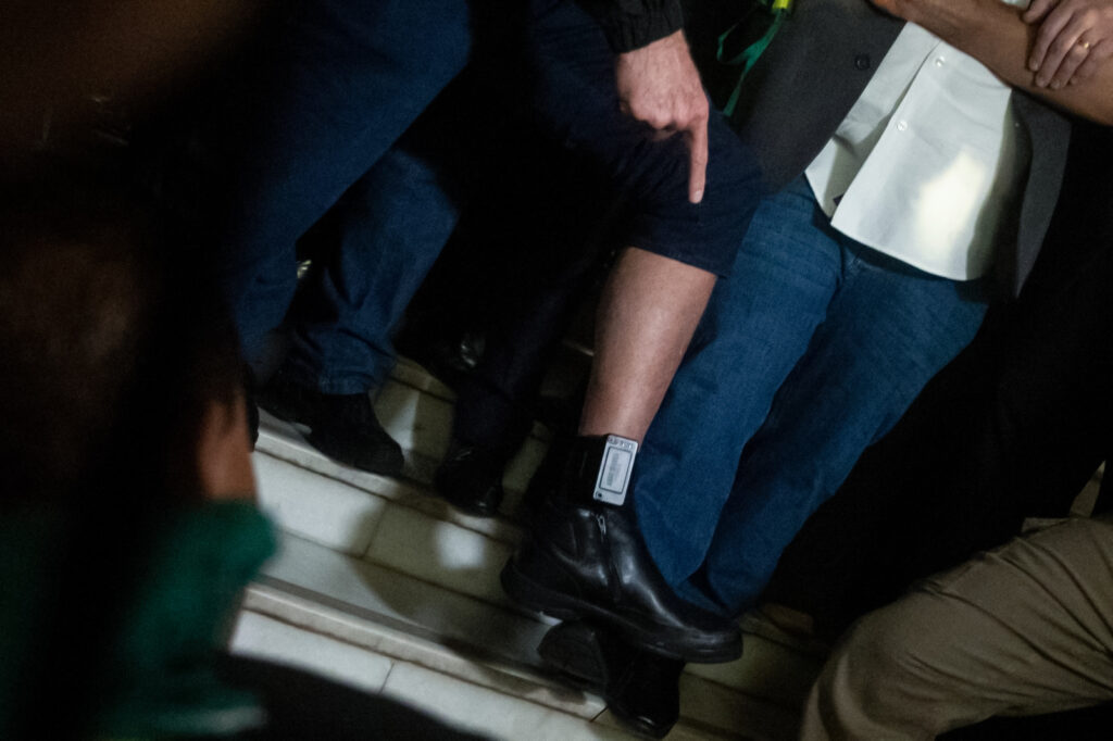Presos do 8/1 desafiam o STF e removem as tornozeleiras eletrônicas