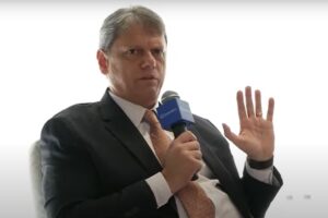 Tarcísio ignora os Bolsonaros e prega "diálogo" sobre tarifaço com EUA
