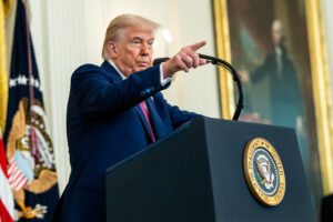 Trump ameaça taxar países alinhados ao Brics com tarifa extra