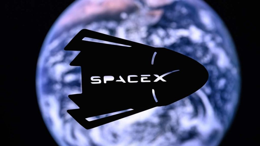 Logomarca da SpaceX com imagem do planeta Terra ao fundo