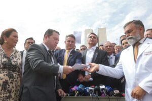 Flávio propõe "pacote da paz" com anistia e impeachment de Moraes