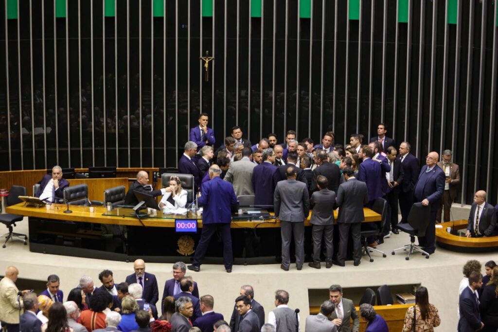 Motta marca sessão e ameaça suspender deputados que ocupam plenário